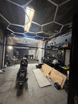 Bent u op zoek naar een uitstekend gelegen werkplaats/opslagruimte van 120m² in Antwerpen-Noord? Dan is dit misschien wel exact wat u zoekt! <br /><br />Pluspunten: <br />- Ruime garage/werkplaats <br />- Quasi onmiddellijk beschikbaar <br />- Elektrische sectionale poort<br />- Geen gemeenschappelijke kosten<br /><br />Voor meer informatie kan u steeds contact opnemen met One vastgoed!