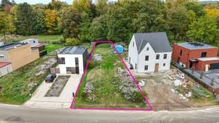 <p>Bij ImmoFusion 7/7 “open huis” : klik op onze 3D-TOUR.<br /><br /><br />In de rustige en groene Aanhofstraat in Heusden-Zolder bevindt zich deze mooie bouwgrond van 554 m², geschikt voor een halfopen bebouwing. De grond ligt in een nieuwe verkaveling en biedt achteraan een fraai uitzicht op de omliggende bossen. De ligging combineert rust en natuur met een uitstekende bereikbaarheid: de oprit van de autosnelweg E314 bevindt zich op korte afstand. De locatie is centraal gelegen tussen Heusden, Houthalen en Zonhoven, waardoor alle voorzieningen zoals winkels, scholen en recreatie makkelijk bereikbaar zijn. De omgeving is bosrijk, rustig en kindvriendelijk, ideaal voor wie op zoek is naar een aangename woonomgeving met veel groen.</p>
<p>Bouwvoorschriften<br />- Type bebouwing: halfopen bebouwing<br />- Perceeloppervlakte: 554 m²</p>
<p>Hoofdgebouw<br />- Maximale bouwdiepte gelijkvloers: 15 meter<br />- Maximale bouwdiepte verdieping: 12 meter<br />- Maximale bouwhoogte tot aan de kroonlijst: 6,5 meter<br />- Daktype: plat dak</p>
<p>Aanbouw<br />- Maximale bouwlaag: 1 bouwlaag<br />- Maximale kroonlijsthoogte: 3,5 meter onder de kroonlijst van het hoofdgebouw<br />- Daktype: plat dak</p>
<br />
<p>Pluspunten:<br /><br />-Rustige ligging in een nieuwe verkaveling<br />-Achteraan uitzicht op een bosrijk gebied<br />-Groene en kindvriendelijke omgeving<br />-Centrale ligging tussen Heusden, Houthalen en Zonhoven<br />-Vlotte aansluiting met de autosnelweg E314<br />-Ruim perceel met mogelijkheden voor moderne architectuur<br />-Ideale combinatie van rust, natuur en bereikbaarheid<br /><br /><span>Maatregelen opgenomen in het Maatregelenregister: nee</span></p>
<p><span>Een bezichtiging ter plaatse of meer info, bel ons op 078/78.78.70, of kom gewoon binnen op ons kantoor, steeds welkom!</span></p>