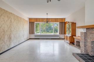 Deze gezinswoning met 3 slaapkamers biedt heel wat potentieel en is rustig gelegen in Olmen. Alle voorzieningen, zoals winkels, horecazaken, scholen en openbaar vervoer, bevinden zich in de nabije omgeving. Zowel de woning als de omliggende gemeenten zijn vlot bereikbaar.<br /><br />Indeling:<br />We betreden de woning via de ruime inkomhal. Van hieruit bereiken we de lichtrijke woonkamer en de keuken, die rechtstreeks toegang biedt tot het terras. Zowel vanuit de woonkamer als de keuken geniet u van een mooi groen uitzicht op de ruime tuin.<br /><br />Op de eerste verdieping bevinden zich 3 ruime slaapkamers. Via een vaste trap is bovendien de ruime zolder bereikbaar, ideaal als extra bergruimte.<br /><br />Vanuit de inkomhal bereiken we eveneens het gelijkvloerse niveau, waar zich een ruime garage, een berging/wasplaats, een apart toilet en een badkamer met ligbad en wastafel bevinden.<br /><br />Verder beschikt de woning over een ruime kelder van 67 m², ideaal als extra opslagruimte.<br /><br />Buitenruimte:<br />Het perceel van 18 are 4 ca biedt tal van mogelijkheden. Hier kunt u volop genieten van het buitenleven in een groene en rustige omgeving.<br /><br />Extra troeven:<br />- Rustige ligging<br />- Prachtig en ruim perceel<br />- Functionele woning met veel mogelijkheden<br /><br />Renovatieverplichting voor residentiële gebouwen is van toepassing. Meer info: https://energiesparen.be/renovatieverplichting.<br /><br />Voor meer informatie of een bezoek, neem contact met ons op via info@vastengoed.be of bel naar 014/72 73 74.<br /><br />(Wenst u een gratis schatting van uw eigendom? Neem contact met ons op via 014/72 73 74.)