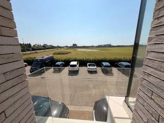 Cet appartement entièrement rénové est idéal comme première résidence pour une personne seule ou un couple, mais convient également parfaitement comme résidence secondaire en bord de mer. Grâce à la cour fermée, il est également particulièrement adapté pour ceux qui ont un chien ou un chat.<br /><br />En entrant, vous arrivez dans un hall d'entrée spacieux qui donne accès à un espace de vie confortable orienté sud-ouest. La cuisine séparée offre tout le confort nécessaire pour un usage quotidien. De plus, l'appartement dispose d'une salle de bains avec douche, de toilettes séparées et d'une cour fermée où vous pourrez profiter de l'air frais en toute tranquillité. Un avantage supplémentaire est la spacieuse cave privée au niveau -1, idéale pour installer une machine à laver et un sèche-linge ou comme espace de stockage supplémentaire.<br /><br />L'appartement est situé dans un quartier calme et agréable avec une vue imprenable sur les dunes. Des magasins, des restaurants, une pharmacie, des arrêts de tram et de bus et des cafés confortables se trouvent à distance de marche. Les amoureux de la nature trouveront également leur bonheur grâce aux magnifiques sentiers de randonnée derrière les dunes et à la proximité du charmant petit église James Ensor. La plage est à proximité et offre de nombreuses possibilités de détente, notamment un bar de plage avec des transats et des animations gratuites pour les enfants pendant la saison.<br /><br />L'appartement a été entièrement rénové et est immédiatement prêt à emménager. Toutes les fenêtres ont également été remplacées. De plus, la résidence a été modernisée avec un nouveau sas d'entrée, un nouveau système de contrôle d'accès Intratone et un exutoire de fumée. La façade du bâtiment sera également rénovée à l'avenir. Les coûts sont déjà partiellement inclus dans le prix demandé, ce qui offre une plus-value intéressante pour le futur propriétaire.