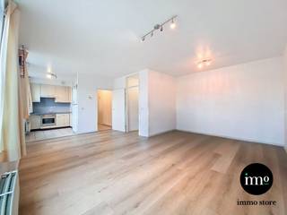 Immo Store presenteert een RUIM EN LICHTRIJK 1-slaapkamerappartement, gelegen op de derde verdieping van een goed onderhouden mede-eigendom, op...