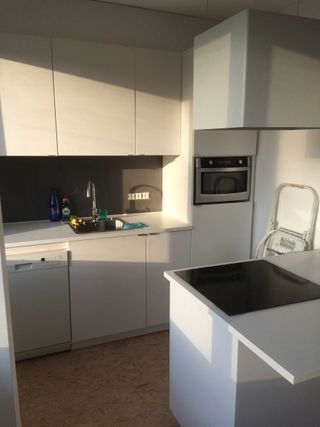 Lichtrijk 1-slaapkamer appartement in het centrum van Edegem.<br />Rustig en centraal gelegen, dichtbij openbaar vervoer, winkels , scholen, universteiten, ziekenhuizen...<br />Volledig ingericht met Wasdroger, Vaatwasser, Oven, Keramische Kookplaat op kookeiland, ...<br />Houten vloeren. Klein gebouw, geen syndicuskosten.