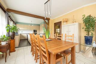 Op een centrale ligging in de Lokerenstraat, op de hoek van de Merodelei, bevindt zich dit ruim appartement van 120m². Dankzij de nabijheid...