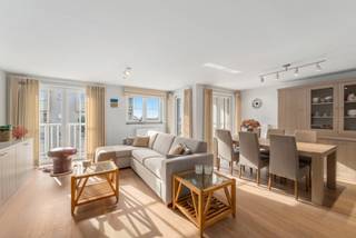 Charmant appartement met 2 slaapkamers aan de jachthaven van Zeebrugge
Dit charmante appartement is uitstekend gelegen aan de jachthaven van Zeebrugge, in de Tijdokstraat. Dankzij de zuidwestelijke oriëntatie geniet u van veel natuurlijke lichtinval en een prachtig uitzicht op de jachthaven en de aangemeerde bootjes.
Bij het betreden van het appartement komt u in de inkomhal, die toegang geeft tot de lichtrijke leefruimte met een halfopen, volledig uitgeruste keuken. Aansluitend bevinden zich zowel een balkon als een ruim terras, waar u in alle rust kunt genieten van het schitterende uitzicht op de jachthaven.
Verder beschikt het appartement over een praktische berging en een afzonderlijk gastentoilet.
De nachthal leidt naar twee volwaardige slaapkamers, beide voorzien van ingemaakte kasten. De badkamer is uitgerust met een dubbele lavabo, een ligbad met douchewand en een tweede toilet.
Als extra troeven beschikt het appartement over twee fietshaken en een privatieve berging.
Bent u op zoek naar een instapklaar appartement op een toplocatie aan de kust, met een zonnige oriëntatie en een uniek uitzicht? Dan is dit appartement beslist een bezoek waard.
Ben jij op zoek naar een appartement op een perfecte locatie in Zeebrugge? Contacteer makelaar Stéphanie 0472 77 86 60 of stephanie@keyimmo.be voor meer info of een bezoek.