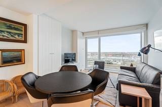 <p><span>Stijlvol gemeubeld 1-slaapkamerappartement op de 8ste verdieping in de Franchommelaan van Blankenberge. Lichtrijke woonkamer voorzien van ingemaakte kasten. Terras aan de voorzijde met subliem zicht op de Jachthaven en hinterland. Open ingerichte keuken, voorzien van alle comfort. Inkomhal met afzonderlijk toilet. Mooie slaapkamer aan de achterzijde voorzien van tweepersoonsbed met open douchekamer (voorzien van douche en lavabo). Gemeenschappelijke fietsenberging. + 50 euro vaste gemeenschappelijke kosten. + 100 euro provisie verbruik verwarming en water. </span></p><p><span> </span></p><p><span>Bezoekaanvragen zijn enkel telefonisch mogelijk op het nummer 050/41 96 86.</span></p>