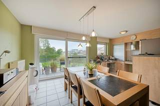 Bent u op zoek naar een instapklaar, energiezuinig en toegankelijk appartement op een gunstige locatie? Dan is dit appartement, gelegen aan de Grote Zapstraat 2 bus 5 in Bilzen-Hoeselt, zeker een bezoek waard.<br /><br />Het appartement werd gebouwd in 2003 en beschikt over een bewoonbare oppervlakte van 93 m². Dankzij het gunstige EPC-label A geniet u van een energiezuinig appartement met een uitstekende energiescore. Daarnaast beschikt het appartement over 2 slaapkamers, 2 privé autostaanplaatsen en een aparte privéberging, wat zorgt voor extra comfort en praktisch gebruiksgemak.<br /><br />De ligging vormt een belangrijke troef. Scholen, winkels, openbaar vervoer en dagelijkse voorzieningen bevinden zich in de nabije omgeving. Bovendien zorgt de vlotte aansluiting richting de autosnelweg voor een uitstekende bereikbaarheid naar omliggende steden en gemeenten.<br /><br />Bij het betreden van het appartement komt u binnen in de inkomhal, die toegang geeft tot de woonkamer. De ruime leefruimte geniet van veel natuurlijke lichtinval dankzij de grote raampartijen en biedt een aangenaam uitzicht op de tuin. Aansluitend bevindt zich de keuken, die praktisch werd ingericht.<br /><br />Vanuit de leefruimte heeft u toegang tot het terras, dat voorzien is van twee zonneschermen. Hierdoor kan u ook buiten genieten van een aangename extra leefruimte.<br /><br />Verder geeft de inkomhal toegang tot de 2 slaapkamers en de badkamer. Daarnaast is er een aparte bergkamer aanwezig, waar onder meer sanitaire voorzieningen werden geplaatst, waaronder een waterverzachter met capaciteit voor 4 personen.<br /><br />Een bijkomende troef is dat het appartement perfect toegankelijk is voor rolstoelgebruikers. Hierdoor is het appartement geschikt voor een brede doelgroep, van starters en koppels tot senioren of wie op zoek is naar comfortabel en zorgeloos wonen.<br /><br />Kortom, een ruim en energiezuinig appartement met 2 slaapkamers, EPC-label A, terras, 2 privé autostaanplaatsen en aparte privéberging op een uitstekende locatie in Bilzen-Hoeselt.<br /><br />Bestuursmaatregelen in het maatregelenregister: nee