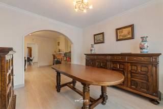 Ontdek deze halfopen bebouwing op een uitstekende locatie in Belsele, met een combinatie van ruimte, structuur en mogelijkheden. De woning is...