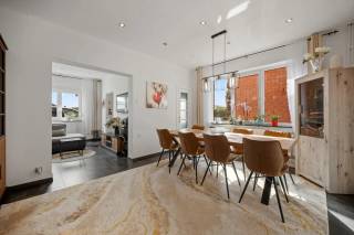Bent u op zoek naar een ruime woning waar rust, comfort en een praktische indeling hand in hand gaan? Dan is deze instapklare gezinswoning in Hoelen zeker een bezoek waard. Gelegen in een rustige en aangename woonomgeving, geniet u hier van een fijne buurt met scholen, winkels en restaurants in de nabije omgeving.<br />Een groot deel van de woning werd grondig gerenoveerd in 2019, waardoor u hier vandaag kan genieten van hedendaags wooncomfort zonder grote bijkomende investeringen. De woning werd bovendien zeer doordacht ingedeeld, met aandacht voor ruimte en functionaliteit.<br />De ruime achterbouw vormt een absolute meerwaarde en zorgt voor extra woonmogelijkheden. Hier bevindt zich een moderne keuken en een veelzijdige ruimte die perfect kan ingericht worden als extra slaapkamer, hobbyruimte, bureau of ontspanningsruimte. Dankzij deze flexibele indeling biedt de woning tal van mogelijkheden voor gezinnen, thuiswerkers of wie graag extra leefruimte heeft.<br />De woning beschikt over maar liefst vier slaapkamers en biedt daardoor voldoende plaats voor een gezin of voor wie graag extra kamers wil benutten volgens eigen behoeften.<br />Achteraan bevindt zich een bijzonder ruime tuin met een ideale zuidwestelijke oriëntatie. Hier geniet u volop van privacy, rust en zon gedurende een groot deel van de dag. De tuin vormt de perfecte plek om te ontspannen, te genieten met familie en vrienden of gewoon tot rust te komen na een drukke dag.<br />Ook op technisch vlak scoort deze woning goed. Met een EPC-label D voldoet de woning aan de huidige verwachtingen en de elektriciteitsinstallatie is volledig conform. Bovendien werd bij de asbestcontrole geen asbest aangetroffen in het huis, wat extra gemoedsrust biedt aan de toekomstige eigenaar.<br />Deze woning combineert ruimte, comfort en een uitstekende ligging en is dankzij de recente renovaties en de praktische indeling volledig instapklaar. Een ideale gezinswoning voor wie rustig wil wonen met alle voorzieningen binnen handbereik.