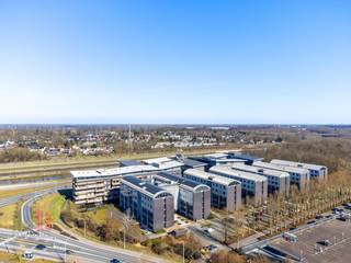 Uitzonderlijk goed bereikbare, instapklare kantoren van 1.577 m² te huur, ideaal gelegen dankzij de directe aansluiting met de R4 op slechts 1...