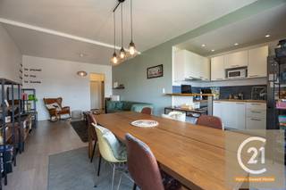 <p>Ontdek dit charmante en instapklare éénslaapkamerappartement op een topligging in het centrum van Vilvoorde. Dankzij de centrale ligging geniet u van alle dagelijkse voorzieningen op wandelafstand, terwijl u toch in alle comfort woont in een aangename woonomgeving.<span></span></p>
<p>Het appartement beschikt over een lichtrijke leefruimte die een gezellige sfeer uitstraalt en voldoende plaats biedt voor een comfortabele zit- en eetruimte. De praktische keuken sluit mooi aan op de leefruimte en biedt alles wat u nodig heeft voor dagelijks gebruik. Verder beschikt het appartement over een ruime slaapkamer, een verzorgde badkamer en een functionele indeling die optimaal gebruikmaakt van de beschikbare ruimte.</p>
<p>Een absolute troef van deze eigendom is de uitzonderlijke ligging. Twee keer per week vindt de gezellige markt letterlijk voor de deur plaats, waardoor u steeds kunt genieten van verse producten en de levendige sfeer van het stadscentrum. Daarnaast bevindt zich op slechts enkele stappen een ruime openbare parking met meer dan <strong>400 parkeerplaatsen</strong>, waardoor u en uw bezoekers altijd gemakkelijk kunnen parkeren.</p>
<p>Met winkels, restaurants, scholen, openbaar vervoer en het treinstation op wandelafstand is dit appartement de ideale keuze voor alleenstaanden, koppels, starters of investeerders die op zoek zijn naar een uitstekend gelegen eigendom met een sterke verhuurwaarde.</p>
<p>Bent u op zoek naar een comfortabel appartement op een absolute toplocatie in het centrum van Vilvoorde? Dan is dit een unieke opportuniteit die u niet mag missen. Neem vandaag nog contact met ons op voor een bezichtiging.</p>