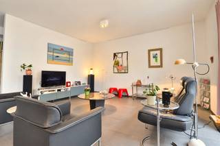 <p><span>ZALIG APPARTEMENT IN EEN KLEINSCHALIGE GEBOUW IN HET MIDDEN VAN DE STAD  </span></p><p><span> </span></p><p><span>Tijdloos en kwalitatief ingericht, voorzien van vloerverwarming en domotica.  <br />De lift brengt ons naar het tweede verdiep waar ruimte en licht ons verwelkomen.<br /><br />Een mooi inkomhal zorgt voor de verbinding tussen woon- en slaapgedeelte.  <br />De fraaie leefruimte met perfect ingerichte keukenhoek is vlot verbinding met een aangenaam woonterras.  <br /><br />Er zijn 2 slaapkamers en een parel van een badkamer met inloopdouche.  <br />Met extra grote bergruimte. </span></p><p><span> </span></p><p><span>SUPER CENTRAAL<br />ALLE COMFORT<br />VEEL RUIMTE<br />GROOT TERRAS</span></p><p><span> </span></p>