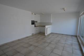 Res.Seahorse II.<br />Modern, mooi afgewerkt appartement gelegen op de 1de verdieping van de Baron de Maerelaan in Zeebrugge-Bad vlakbij het strand. Indeling: inkom met afzonderlijk toilet, open keuken, lichtrijke leefruimte met grote schuiframen uitgevend op het balkon, 2 ruime slaapkamers uitgevend op ruim zuidgericht terras, douchekamer met lavabo en bergruimte met plaats voor wasmachine. Autostaanplaats inbegrepen. 900 euro per maand + forfait syndickosten 75 euro per maand.<br />Ref.OGA518