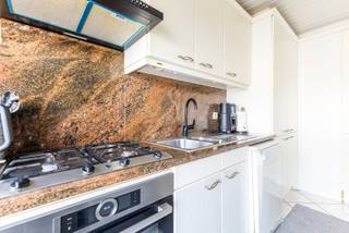 Bent u op zoek naar een appartement met een groot terras? Dan stellen we u graag deze eigendom voor, gelegen op de 2de verdieping van een kleinschalig gebouw.<br /><br />Indeling<br />U betreedt het eigendom via een centraal gelegen inkomhal. Deze geeft doorgang aan lichtrijke woonkamer (29m²) met halfopen keuken (7m²), een apart toilet, een badkamer met douchecabine en de aansluitingen voor wasmachine en droogkast, alsook aan twee ruime slaapkamers (14m² en 7m²). Het grote, Oostgerichte terras van maar liefst 11m² kan u betreden via de tweede slaapkamer. <br />De woonkamer is voorzien van elektrische rolluiken, terwijl de twee slaapkamers genieten van manuele rolluiken.<br /><br />U heeft tegens de mogelijkheid om een staanplaats vooraan het gebouw te huren aan € 70 per maand.<br /><br />Pluspunten<br />- Elektrische installatie conform tot 2044<br />- Dakisolatie aanwezig (100mm PUR)<br />- Een groot terras van 10m²<br /><br />Klinkt dit als uw toekomstige thuis? Bel dan snel naar One vastgoed via 03 360 85 30!