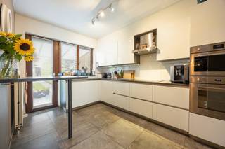 <strong>Energiezuinige gezinswoning met 4 slpk en garage gelegen op wandelafstand van het centrum van Turnhout. Epc label B</strong><br /><br /><strong>Ligging:</strong> Centraal gelegen op slechts enkele minuten van het centrum, wandelafstand naar het station en openbaar vervoer alsook een vlotte verbinding met de ring van Turnhout.<br /><br /><strong>Indeling: 0:</strong> inkomhal met toilet - leefruimte - keuken <strong>+1:</strong> 3 slaapkamers - dressing - badkamer <strong>+2:</strong> wasplaats - slaapkamer/hobbyruimte/kantoor <strong>Buiten: </strong>Tuin met 2 terrassen - ruime garage<br /><br /><strong>Beschrijving:</strong> Deze goed onderhouden woning werd gemoderniseerd dmv zonnepanelen en thuisbatterij. De keuken werd vernieuwd in 2017 en de badkamer kende een recente renovatie in 2021. We betreden de woning via de inkomhal met gastentoilet om zo de ruime leefruimte te betreden. Deze ruimte is voorzien van een aangename zitruimte en eetruimte. Aansluitend vinden we de keuken die toegang verleend naar buiten. De 1e verdieping omvat 3 slaapkamers, 1 dressing ruime en de gerenoveerde badkamer voorzien van ruime inloopdouche. De 2e verdieping biedt nog tal van mogelijkheden daar je de huidige kamer kan gebruiken als slaapkamer maar kan ook perfect dienen voor hobbyruimte, kantoorruimte, ... <br />Buiten vinden we de aangename tuin met zowel een terras aanpalend aan de woning maar ook een terras achteraan gelegen. Hier is tevens ook de grote inpandige garage dewelke hier ook een leuke troef is. <br /><br /><strong>Troeven:</strong><br />- Zonnepanelen met thuisbatterij<br />- Energiezuinig<br />- Ruime garage achteraan gelegen<br />- Leuke gezinswoning<br /><br /><strong>Informatieplicht: Wg, Gvkr, Vg, Gmo, Vv</strong>