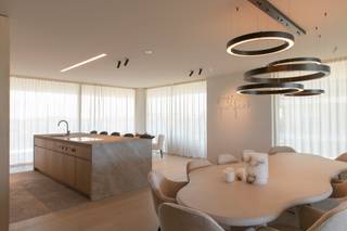 Dans le prestigieux projet De Blanke Top - The Residence à Cadzand-Bad, se trouve cet appartement d'angle exceptionnel avec vue sur la mer et sur les polders, avec une terrasse spacieuse tout autour.<br /><br />L'appartement est situé au premier étage de la tour Zeeland et fait partie d'un ensemble architectural parfaitement intégré dans le paysage des dunes.<br /><br />Disposition :<br />Par le hall d'entrée élégant et l'ascenseur avec un code d'accès individuel, vous atteignez l'appartement. L'espace de vie respire le luxe, la lumière et l'ouverture, avec de grandes baies vitrées Sky-Frame qui relient l'intérieur et l'extérieur de façon transparente.<br /><br />Le salon spacieux, la salle à manger et la cuisine sur mesure forment un ensemble harmonieux. La cuisine est équipée d'appareils Gaggenau de haute qualité et d'un grand îlot de cuisson, chaque fois avec une vue magnifique sur la mer et les environs.<br /><br />L'appartement dispose de trois chambres spacieuses, chacune avec des placards sur mesure et une ambiance d'hôtel raffinée. La chambre principale est située du côté de la mer et dispose d'une salle de bains de luxe. Les autres chambres sont également spacieuses et élégamment finies.<br /><br />Terrasse :<br />La terrasse spacieuse entoure l'appartement et est accessible depuis le salon, la cuisine et les chambres. De là, vous pourrez profiter de la vue sur la mer et d'une vue panoramique sur Cadzand-Bad.<br /><br />Détails :<br />- Vue sur la mer et vue panoramique sur Cadzand-Bad<br />- Terrasse spacieuse tout autour de l'appartement<br />- Cuisine sur mesure de luxe avec appareils Gaggenau<br />- Grandes baies vitrées Sky-Frame<br />- Finition de haute qualité avec des accents de Vincent Van Duysen<br />- Comprend un débarras, une place de parking et des garages fermés<br />- Prix demandé hors TVA de 21 %, à charge de l'acheteur