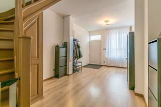 Volledig gerenoveerde woning (2019), instapklaar en met een uitstekende combinatie van comfort, energiezuinigheid en een zeer praktische ligging.<br />Op wandelafstand van winkels, school en station, met een bushalte voor de deur en een vlotte verbinding naar de autosnelweg.<br /><br />De woning bestaat uit een woonkamer, een volledig uitgeruste open keuken, 3 slaapkamers waarvan één van 22 m² en 2 badkamers. Daarnaast zijn er een terras, tuin, kelder en zolder.<br /><br />EPC: B (166 kWh/m²), 11 zonnepanelen met thuisbatterij voor lagere energiekosten<br />Centrale verwarming op aardgas (condensatieketel 2024)<br />PVC ramen met dubbele beglazing.<br />Elektriciteit conform tot 2035<br />De woning is asbestvrij<br />Ideale instapklare woning voor een gezin of als eerste aankoop.<br /><br />Stedenbouwkundige inlichtingen beschikbaar op kantoor.