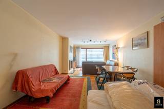 Idéalement situé sur la Zwaluwenlaan, à quelques pas seulement de la digue et de la plage, ce studio soigné et lumineux offre une vue latérale sur la mer.<br /><br />Grâce à son agencement bien pensé, l'espace disponible est exploité de manière optimale. L'agréable pièce à vivre bénéficie d'une lumière naturelle abondante grâce à ses grandes baies vitrées et offre une vue latérale sur la mer, ce qui crée une ambiance agréable et détendue. La cuisine ouverte s'intègre parfaitement à la pièce à vivre et est aménagée de manière pratique avec tous les équipements nécessaires.<br /><br />Le studio dispose également d’une salle de bains avec douche, lavabo et toilettes.<br /><br />Ce bien constitue une excellente opportunité en tant que résidence secondaire à la côte, mais représente également un investissement intéressant grâce à son emplacement très prisé à Knokke.<br /><br />Vous souhaitez découvrir ce studio par vous-même ? N’hésitez pas à nous contacter pour obtenir plus d’informations ou organiser une visite sur place.