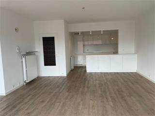 <p><span>Prachtig gerenoveerd appartement in het centrum van Boom. Winkels, wekelijkse markt en openbaar vervoer in de nabijheid. De inkomhal is centraal gelegen. Aan de straatkant is de grote lichte woonplaats van 48m². De open keuken is recent vernieuwd en uitgerust met ijskast, diepvriezer, oven, dampkap en vaatwasser. Aan de achterzijde zijn er 2 slaapkamers (9,35m²; 14,45m²) waarvan 1 toegang heeft naar het terras. De badkamer heeft een inloopdouche en lavabo in een meubel. Het toilet is apart. Verder is er nog een extra berging en een wasplaats.</span></p><p><span>Bent u op zoek naar een instapklaar appartement met rustig gelegen slaapkamers neem dan contact op met het kantoor.</span></p><p><span>EPC:128 m²/ C Geen renovatieplicht!</span></p><p><span> </span></p><p><span>Stedenbouwkundige inlichtingen in aanvraag.</span></p><p><span> </span></p><p><span>Voor meer inlichtingen, een bezoek of een vrijblijvende waardebepaling van uw eigendom info@vastgoedclement.be.</span></p><p><span> </span></p><p><span> </span></p><p><span> </span></p><p><span> </span></p>