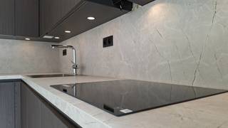 <p>Opgelet: bij interesse gelieve ons via dit zoekertje te contacteren in plaats van te telefoneren. Dankjewel!<br /><br />Ervaar het ultieme stadsleven in dit kwalitatief afgewerkte nieuwbouwappartement gelegen op de tweede verdieping (geen lift). De open keuken is volledig uitgerust met moderne inbouwapparatuur zoals een een elektrische kookplaat, koelkast, vaatwasser, oven en microgolfoven. Genieten van de buitenlucht doe je in alle rust op je eigen, ingesloten terrasje of juist daarbuiten in de levendige buurt. Om de hoek wachten je diverse restaurants, hippe koffiebars en de winkels op de nabijgelegen Meir. Met het Koningin Astridplein en het Centraal Station op een steenworp afstand vertrek je bovendien in een handomdraai met trein, metro, bus of Velo. Zin om de eerste bewoner te worden? Contacteer ons dan snel!</p>

<h2><strong><span>EXTRA INFO</span></strong></h2>

<p><span>Beschikbaar: onmiddellijk.<br />Aparte elektriciteits-, water- en gasmeter.<br />Aansluiting voor wasmachine en droogkast aanwezig.<br />35 euro maandelijkse kosten.</span><br /><span>3 maanden waarborg.<br />230 euro voor de plaatsbeschrijving.</span></p>

<p> </p>