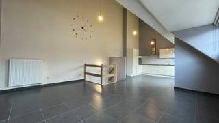 <p>Energiezuinig duplex appartement met autostaanplaats en kelderberging.</p>
<p>Kijkdag: Zaterdag 27 juni van 14u. tot 16u. vrij te bezoeken.<br /><br />Ontdek dit prachtige duplex appartement op de eerste verdieping van een modern gebouw met lift, op wandelafstand van het centrum van Scherpenheuvel.<br /><br />Indeling: inkomhal, gastentoilet, badkamer met inloopdouche, 2 slaapkamers en berging/wasplaats. <br />Op de bovenverdieping bevindt zich de lichtrijke woonkamer met loftgevoel, aansluitend een volledig ingerichte keuken, extra berging en een aangenaam terras.<br /><br />Verder beschikt het appartement over een kelderberging en een ondergrondse autostaanplaats, beide inbegrepen in de prijs.<br /><br />Dit appartement is volledig instapklaar, energiezuinig en bevindt zich op een rustige maar centrale ligging, vlak bij alle winkels zoals Aldi, Lidl, Delhaize, en op wandelafstand van het postkantoor, bakker en superette. Bovendien is de autosnelweg richting Leuven/Brussel en Hasselt vlot bereikbaar.<br /><br />Bouwjaar: 2014<br />Ideaal voor starters of als opbrengsteigendom – perfect verhuurbaar!<br /><br />Interesse?<br />Maak vandaag nog een afspraak om dit prachtige appartement te bezoeken.<br /><br />EPC: 86 kWh/m² - UC: 20251104-0003726486-RES-1<br />(Woongebied-Vergunning-Geen verkavelingsvergunning-Geen voorkooprechten-Geen rechterlijke herstelmaatregel of bestuurlijke maatregel opgelegd)<br />Bestuursmaatregelen in het maatregelenregister: nee</p>