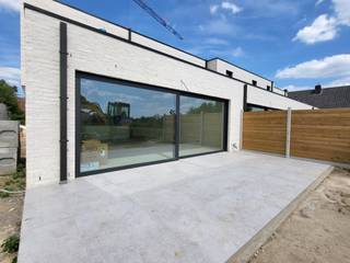 REEDS 65% VERKOCHT!! ZAT 9/5 - BEZOEKDAG OP AFSPRAAK BEL 0488/85.81.84 Woning 4 is een halfopen bebouwing bestaande uit: een inkomhal met apart toilet en handwasbakje. Ruime leefruimte van 63m² met parket en ingerichte open keuken. Woning met veel lichtinval en zonnige tuin. Aluminium ramen met super isolerende beglazing. Ruime beneden berging v 15m². Op de verdieping zijn er 3 slaapkamers; 19m² met mog. dressing en badkamer, 17m² en 17m². Ingerichte badkamer van 8m² . Apart toilet boven. 4de slaapkamer/bureau op gelijkvloers van 21m². Aangelegd terras van 24m² met keramische tegels. Ventilatie D. Voor meer informatie bel 0488.85.81.84

