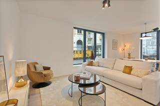 Residentie Bel-Ford: Comfortabel wonen in het hart van Roeselare<br /><br />Residentie Bel-Ford bevindt zich op een toplocatie in het centrum van Roeselare, op wandelafstand van gezellige horeca, winkels, de markt en het station. Het gebouw is opgezet rond een charmant binnenplein dat het geheel een stijlvolle en uitnodigende uitstraling geeft.<br />Dit appartement op de tweede verdieping biedt modern wooncomfort op een uitstekende locatie.<br /><br />Het appartement beschikt over een inkomhal met gastentoilet, een ruime woonkamer met open keuken en praktische keukenberging, twee comfortabele slaapkamers en een stijlvolle badkamer.<br /><br />Met een E-peil van 22 en vloerverwarming die aangesloten is op het warmtenet, voldoet dit appartement aan de strengste energienormen. <br /><br />In de ondergrondse kelder is er de mogelijkheid om een privéberging en/of autostaanplaats aan te kopen. Daarnaast is er ook een ruime gemeenschappelijke fietsenberging voorzien.<br /><br />Interesse? Neem gerust contact met ons op voor meer informatie of een vrijblijvende bezichtiging!