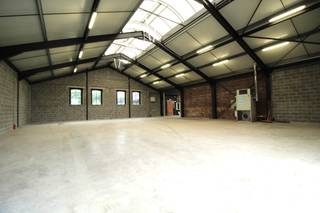 LiggingDit ruim magazijn is gelegen in Zwevegem, op een vlot bereikbare locatie met een goede verbinding naar omliggende gemeenten en...