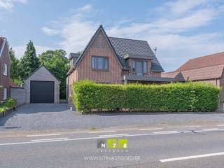 <strong>*IN OPTIE* GERENOVEERDE VRIJSTAANDE WONING MET 3 SLAAPKAMERS OP EEN PERCEEL VAN 5A64CA TE KINROOI.</strong><br /><br /><strong>TROEVEN</strong><br />- Gunstige ligging nabij centrum Kinrooi met voorzieningen zoals school, winkels & horeca binnen handbereik. <br />- Nabij Nederlandse grens. <br />- Mooi gerenoveerd (sinds 2020).<br />- Instapklaar.<br />- Veel lichtinval.<br />- 3 Ruime slaapkamers.<br />- Airco's (aangesloten op warmtepomp).<br />- Zonnepanelen.<br />- Gunstig energielabel (B).<br />- Zuidgerichte tuin.<br />- Grote garage met automatische poort van 3 meter hoog. <br /><br /><strong>KELDERVERDIEPING</strong><br />- Kelderruimte (8,13m x 5,30m = 43,09m²): 3 verschillende kelderruimtes, betonvloer.<br /><br /><strong>GELIJKVLOERS</strong><br />- Inkomhal (0,93m x 1,94m = 1,80m²): tegelvloer.<br />- Bureau (3,65m x 3,75m = 13,69m²): airco, tegelvloer.<br />- Eetkamer (3,31m x 5,30m = 17,54m²): houtkachel, tegelvloer.<br />- Keuken (5,20m x 4,31m = 22,41m²): onder- en bovenkasten, lades, kolomkast, inductiekookplaat, ingebouwde dampkap, oven, koelkast, vaatwasser, microgolf inbouw voorzien, granieten werkblad, tegelvloer.<br />- Zitplaats (4,50m x 5,20m = 23,40m²): airco, veel lichtinval, schuifraam naar tuin, indirecte ledverlichting, tegelvloer.<br />- Speelhoek (2,50m x 3,65m = 9,13m²): tegelvloer.<br />- Sas (2,91m x 1,86m = 5,41m²): tegelvloer.<br />- Toilet (1,00m x 2,00m = 2,00m²): wasbakje met onderkast, tegelvloer.<br />- Berging (3,61m x 4,31m = 15,56m²): douche, spoelbak, inbouw onderkasten, aansluiting wasmachine & droogkast, handdoekdroger, trap naar kelder, tegelvloer.<br /><br /><strong>VERDIEPING +01</strong><br />- Nachthal (5,94m x 2,64m = 15,68m²): eiken trap, inbouwspots, laminaatvloer.<br />- Badkamer (5,94m x 2,64m = 15,68m²): badkamermeubel (dubbele lavabo, spiegel, lades), ligbad, aparte douche, toilet, handdoekverwarmer, tegelvloer.<br />- Slaapkamer 1 (3,31m x 5,29m = 17,51m²): luik naar zolder, airco, laminaatvloer.<br />- Slaapkamer 2 (3,75m x 4,83m = 18,11m²): airco, laminaatvloer.<br />- Slaapkamer 3 (3,75m x 3,51m = 13,16m²): airco, laminaatvloer.<br /><br /><strong>VERDIEPING +02</strong><br />- Zolderruimte: bereikbaar via luik in slaapkamer, geïsoleerd dak.<br /><br /><strong>EXTERIEUR</strong><br />- Garage: gevlinderde beton, zolder, automatische poort.<br />- Ingerichte, praktische & omheinde tuin.<br /><br />Bekijkt u deze advertentie via een aanverwante vastgoedsite, surf dan zeker naar onze website www.N78vastgoed.be voor een uitgebreide beschrijving en foto's. Meer info: +32 (0)89 86 18 88 of info@N78vastgoed.be.