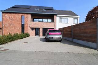 Deze instapklare woning met grote tuin is gelegen in een rustige straat nabij het centrum en is onmiddellijk beschikbaar!Op het gelijkvloers betreedt...