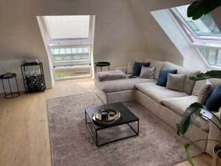 <p>TE HUUR: LUXUEUS PENTHOUSE-APPARTEMENT MET 2 SLAAPKAMERS EN RUIM ZONNETERRAS VLAKBIJ HET CENTRUM VAN HASSELT<br /><br />In de kleinschalige residentie ‘Misoni’ te Hasselt vinden we dit luxueus afgewerkte penthouse-appartement met een bewoonbare oppervlakte van 110 m² terug. De residentie is een eigen realisatie (Vercammen Woonprojecten), opgeleverd in 2020 en dus gebouwd volgens de laatste nieuwe normen.<br /><br />De lift met penthousebesturing of de trap brengen u rechtstreeks naar het lichtrijke appartement op de 2de, bovenste, verdieping. Hier vindt u de sfeervolle leefruimte met aansluitend de volledig uitgeruste en op maat gemaakte open keuken (met enkele spoeltafel, vaatwasmachine, koelkast, kookvuur met ingebouwde afzuiging van het merk ‘Bora’, wijnfrigo en bar). De leefruimte, de keuken en de eetkamer (met inbouwkasten) zijn verbonden door het ruime en zuid-west geörienteerde zonneterras, dat binnen zorgt voor een overvloed aan natuurlijke lichtinval. <br /><br />In het 2de gedeelte van het penthouse-appartement vinden we de nachthal met 2 slaapkamers, een aparte toiletruimte, de berging (met aansluiting wasmachine en droogkast) en de ruime badkamer (met dubbele wastafel met onderkast en spiegelkast, inloopdouche).<br /><br />Het penthouse is reeds voorzien van verlichtingsarmaturen. Bovendien bestaat er de mogelijkheid om in overleg (een deel van) het losse meubilair over te nemen.<br /><br />Het appartement beschikt over 1 ondergrondse autostandplaats, een ruime kelderberging en een gemeenschappelijke fietsenstalling. <br /><br />Troeven:<br />• Topligging op zeer korte wandelafstand van het stadscentrum van Hasselt<br />• Luxueuze afwerking met hoogkwalitatieve materialen<br />• Airco in de leefruimte en masterbedroom<br />• Zonnescreens op de ramen<br />• Ruim, zuid-west georiënteerd zonneterras met groen verzicht<br />• Laag energieverbruik door het lage E-peil (recente nieuwbouw)<br /><br />Beschikbaar vanaf 1/09/2026.<br />Huurprijs € 1.250/maand.<br />Vaste A.O. € 85/maand.</p>