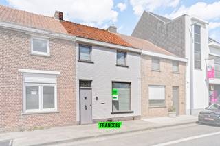 In Poperinge, gelegen net binnen de ring van het stadscentrum bevindt zich deze charmante te renoveren woonst. De totale oppervlakte bedraagt: 184m². <br /><br />Deze woning heeft alreeds overal dubbele beglazing maar dient verder nog opgeknapt te worden naar eigen smaak en volgens de huidige energienormen. <br /><br />Indeling: <br /><br />Gelijkvloerse verdieping: Inkomhal - woonkamer - keuken - wasplaats - badkamer - berging - tuin. <br /><br />1e verdiep: Nachthal - 1 slaapkamers => mogelijkheid om meedere slaapkamers te vormen<br /><br />2de verdiep: Zolder. <br /><br />Technische kenmerken:<br /><br />- Overal dubbele beglazing<br /><br />- Kachel dmv gas<br /><br />- EPC: F => renovatieplicht <br /><br />
