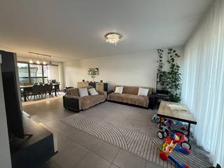 Op zoek naar een instapklaar appartement met veel ruimte en een aangenaam buitengevoel? Dit mooi onderhouden appartement is gelegen in een recente residentie en beschikt over een groot terras, 2 slaapkamers en een verzorgde badkamer met zowel bad als douche. Ideaal voor koppels, jonge gezinnen of mensen die graag comfortabel wonen.<br />Het appartement biedt een praktische indeling met veel lichtinval en een rustige leefomgeving. Dankzij het ruime terras geniet je het hele jaar door van extra leefruimte buiten.<br /><br />Gemeenschappelijke kost = €50/maand<br /><br />Info & afspraak: ☎ 0473/33 33 10 ✉ geoffry@wijns.be