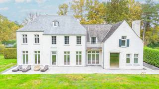 <p>In de gegeerde Bloemenwijk te Retie bevindt zich deze royale villa op een perceel van 2.415 m², waar tijdloze elegantie en hedendaagse luxe elkaar ontmoeten. De woning straalt karakter en klasse uit, met hoge plafonds, een doordachte indeling en een hoogwaardige afwerking die nog deels naar eigen smaak kan worden voltooid. Bovendien geniet u van een uitstekende bereikbaarheid, op slechts 25 minuten van zowel Eindhoven (NL) als Antwerpen (BE).<br /><br />Gelijkvloers<br />De majestueuze inkomhal met stijlvolle trappartij vormt het hart van de woning en zet meteen de toon voor het verfijnde interieur. Aan de rechterzijde ligt een ruim bureel met ingemaakte maatkasten, perfect voor wie van thuis werkt. Via dubbele deuren betreedt u het gezellige salon met gashaard, aansluitend een aparte TV-hoek en een doorgang via een elegante passerelle naar de riante family-kitchen. Deze leefkeuken biedt ruimte voor een grote eettafel, een open haard en is nog deels af te werken naar eigen voorkeur. De aansluitende bijkeuken, afgewerkt in dezelfde verfijnde stijl, biedt extra bergruimte en toegang tot de dubbele garage.<br /><br />Eerste verdieping<br />Op de bovenverdieping bevindt zich de ruime mastersuite met dressing en badkamer (nog gedeeltelijk af te werken). Daarnaast zijn er drie bijkomende slaapkamers, elk met veel lichtinval, en een praktische wasplaats.<br /><br />Tweede verdieping<br />De trap leidt verder naar de tweede verdieping, waar extra kamers zijn voorzien — ideaal als hobbyruimte, speelkamer of logeerkamer.<br /><br />Een exclusieve villa die rust, ruimte, klasse en centrale ligging perfect combineert.</p>