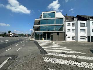 Bent u op zoek naar een <strong>commerciële ruimte</strong> met <strong>maximale visibiliteit </strong>en een uitstekende bereikbaarheid? Dit casco handelspand, gelegen vlak aan het station van Ingelmunster, biedt tal van mogelijkheden voor ondernemers en vrije beroepen.<br />Met een oppervlakte van <strong>120m² </strong>beschikt het pand over een ruime en flexibele indeling die volledig kan worden ingericht naar eigen stijl en behoeften. Dankzij de casco oplevering krijgt u de vrijheid om de ruimte perfect af te stemmen op uw concept of activiteit.<br /><strong>Mogelijke invullingen zijn onder meer:</strong><br />broodjeszaak of take-away<br />koffiebar of coffeecorner<br />automatenconcept<br />kantoor- of dienstenruimte<br />praktijkruimte voor vrije beroepen<br />commerciële winkelruimte<br /><strong>De huurprijs is bespreekbaar en afhankelijk van de gewenste afwerking. In samenspraak met de eigenaar kan het pand verder afgewerkt worden volgens uw noden en verwachtingen. Naar gelang de gevraagd afwerking kan de huurprijs variëren tussen 1000€/maand en 1200€/maand. <br />Troeven:</strong><br />uiterst commerciële ligging<br />vlak aan het station<br />sterke zichtbaarheid en passage<br />casco handelspand met veel mogelijkheden<br />volledig in te richten naar eigen goesting<br />flexibele huur- en afwerkingsmogelijkheden<br />Interesse in deze veelzijdige commerciële opportuniteit? Contacteer ons vrijblijvend voor meer informatie of een bezoek ter plaatse.
