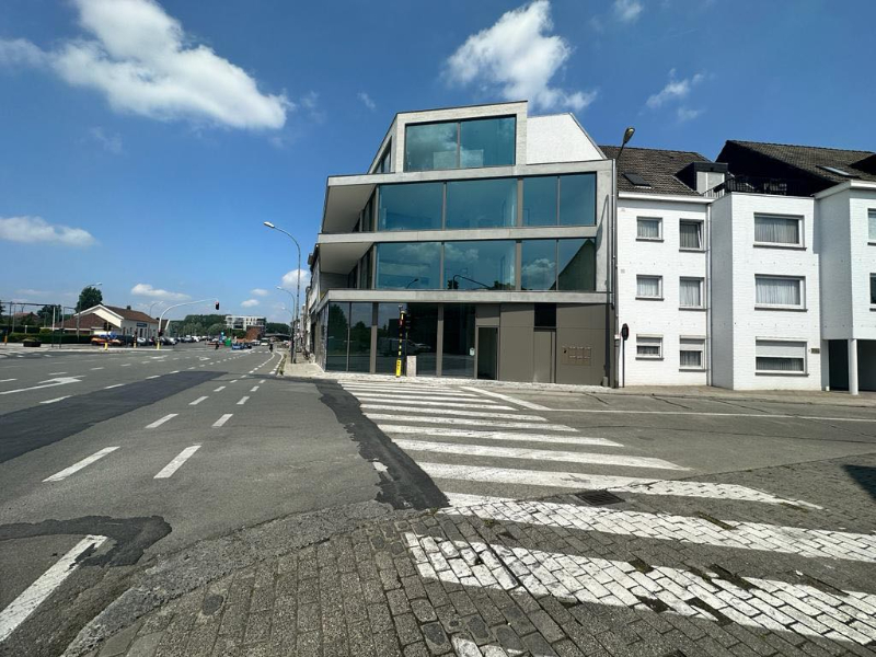 Commercieel handelspand te huur op toplocatie aan station Ingelmunster - photo 2