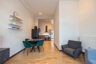 Ideaal startersappartement of interessante vastgoedbelegging (nettorendement 4,3%!) op de gelijkvloerse verdieping van een mooi gebouw in het bruisende 2060!

Het appartement is zeer centraal gelegen, en situeert zich aan het gezellige Kerkplein, op wandelafstand van winkels, scholen, openbaar vervoer, het Centraal Station, Park Spoor Noord en de AFAS Dome. Op slechts 5 minuutjes ben je op de ring, en met de fiets ben je zo op het Eilandje, in het oude centrum van Antwerpen, of het Zuid!
Door de centrale ligging en de nabijheid van de AFAS Dome is dit appartement uiterst geschikt om als Airbnb te verhuren.

Binnenkomen doe je in de leefruimte met zit- en eethoek. Deze ruimte en de bijhorende open keuken werden omgetoverd tot één open geheel. 
Door de hoge plafonds en het licht dat langs 2 kanten binnenstroomt, ervaar je een enorm ruimtelijk gevoel.
Centraal vind je de badkamer met douche, lavabo en toilet, en een berging/wasplaats.
Aan de achterzijde van het appartement ligt de slaapkamer, waar je kan genieten van een zalige nachtrust.
Tot slot is er nog een terrasje van 5,4 m² en een privatieve kelderberging.

PLUSPUNTEN
- Recent gerenoveerd (2023)
- Makkelijk verhuurbaar als Airbnb / woninghuur aan 895€ per maand
- Individuele nutsvoorzieningen
- Elektriciteit is conform
- Geen renovatieverplichting (EPC label C)
- Asbestveilig
- Kelderberging inbegrepen in de prijs
- Zeer lage maandelijkse kosten 
- Laag KI

Ben je gecharmeerd door dit mooie appartement? Maak dan snel een afspraak op 0477 349 279 of info@tensenvastgoed.be.