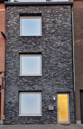 Ruime energiezuinige woning met lift, domotica, 4 slaapkamers en tuin<br />Deze volledig gerenoveerde woning in Berchem biedt ca. 212 m² woonoppervlakte en combineert ruimte met een uitzonderlijk comfort. De woning beschikt over EPC A (98 kWh/m²), 18 zonnepanelen, domotica, vloerverwarming en een lift die twee verdiepingen bedient.<br />Met 4 ruime slaapkamers, een stadstuin van ca. 60 m² en een terras van ca. 20 m² is dit een ideale gezinswoning. Dankzij de lift en de indeling van de bovenverdieping biedt de woning bovendien interessante mogelijkheden voor levensloopbestendig wonen of een toekomstig zorg-/kangoeroegedeelte.<br /><br />Onze woning bezichtigen? Van harte welkom op onze kijkdagen:<br />Zaterdag 3 & zondag 4 oktober<br />Zaterdag 10 & zondag 11 oktober<br />Bezichtigingen zijn enkel mogelijk op afspraak.<br />📧 Afspraak via e-mail<br />📞 0496 21 20 45