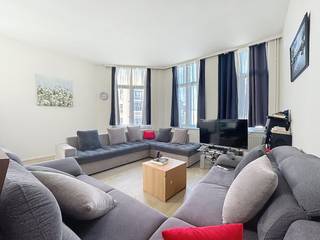 In de hippe Marollen en de bruisende buurt rond het Vossenplein, met zijn dagelijkse rommelmarkt, in de Hoogstraat 202, te Brussel, ruim...