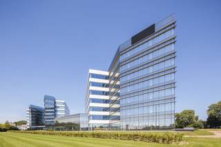 Looking for the perfect office space in a prime location? Then look no further! This phenomenal 575 m² office space is now available for rent,...