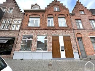 Deze charmante, volledig gemeubelde studio ligt op wandelafstand van het centrum en combineert comfort met een praktische indeling.De gezellige...