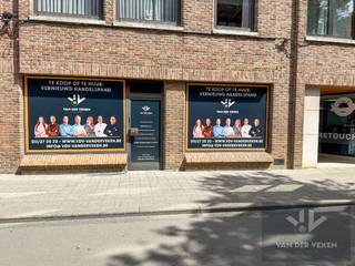 Handelsgelijkvloers van 68 m² met eigen inrichtingsmogelijkheden in de bloeiende Lombaardstraat, inclusief ruime kelderberging! <br /><br /><u><strong>Troeven:</strong></u><br />- Commerciële topligging op wandelafstand van de Grote Markt, het Kolonel Dusartplein en winkelcentrum Quartier Bleu<br />- Open ruimte van ongeveer 68 m² met grote glaspartij vooraan<br />- CASCO toestand: u kan de inrichting en afwerking volledig naar eigen believen (laten) uitvoeren! <br />- Lage syndicuskosten (+/- € 35,00 per maand voor één handelspand!) <br />- Ruime kelderberging inbegrepen in de vraagprijs<br />- Mogelijkheid om een ondergrondse autostaanplaats aan te kopen (€ 45.000,00) <br />- Vlot bereikbaar met het openbaar vervoer én parkeergelegenheid in de nabije omgeving<br />- Zeer mooie investeringsopportuniteit en eveneens toplocatie om uw eigen onderneming uit te bouwen <br /><br />Ben je op zoek naar een unieke opportuniteit om jouw zaak te vestigen in het bruisende centrum van Hasselt? Dan is dit handelsgelijkvloers in de Lombaardstraat precies wat u zoekt! De Lombaardstraat is een charmante straat in het historische centrum van Hasselt, de hoofdstad van Belgisch-Limburg. Hasselt staat bekend als een modieuze en gastvrije stad, met een sterke focus op retail, gastronomie en beleving. Dankzij de combinatie van gezellige winkels, hippe bars, kwaliteitsrestaurants en culturele hotspots trekt Hasselt dagelijks een groot publiek van zowel inwoners als toeristen.<br />De stad investeert volop in leefbaarheid en mobiliteit, wat het aantrekkelijk maakt om hier te wonen én te ondernemen. De Lombaardstraat vormt daarin een verbindingsas tussen authentiek Hasselt en nieuwe stadsontwikkelingen zoals Quartier Bleu, aan het kanaal. Ook de hippe Dokter Willemsstraat geeft rechtstreeks uit op de Lombaardstraat! <br /><br />Dit handelspand is momenteel in casco toestand, je kan dus de afwerking en inrichting volledig naar je eigen smaak en noden (laten) doen. Dit is dus een fijne mogelijkheid om volledig je eigen stempel te drukken op het Hasseltse ondernemersleven! <br /><br />Laat deze kans niet liggen! Wens je een bezichtiging of meer informatie? Laat je gegevens dan achter en Koen neemt spoedig contact met je op.