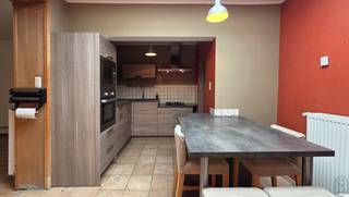 <p>Charmante en goed gelegen woning met 3 slaapkamers.<br /><br />Deze gezellige woning bevindt zich in een rustige omgeving en biedt een praktische indeling met uitbreidingspotentieel.<br /><br />Indeling gelijkvloers: inkomhal, leefruimte, geïnstalleerde keuken met ontbijthoek, wasruimte/berging, doucheruimte met toilet en een koer met mogelijkheid tot het creëren van een tuin.<br /><br />Verdieping: drie volwaardige slaapkamers en een vaste trap naar de zolder. Het dak werd recent vernieuwd en geïsoleerd, waardoor deze ruimte perfect kan worden ingericht als extra slaapkamer, bureau of hobbyruimte.<br /><br />Rustig gelegen op slechts 10 minuten van Ronse en 25 minuten van Doornik — een ideale combinatie van bereikbaarheid en wooncomfort.<br /><br />Dit zoekertje omvat enkele AI-gegenereerde visualisaties.<br />Meer info of plan je bezoek: wim@immobeguin.be<br />Te koop via Immo Beguin, uw vastgoedexpert sinds 2009, met kantoren in Ronse, Waregem, Kortrijk, Deinze, Doornik en Lessen.</p>