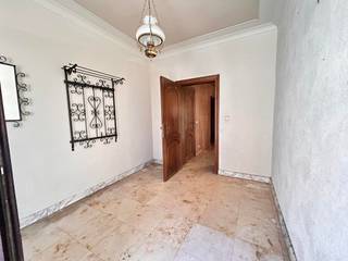In het centrum van Wevelgem vind je deze op te frissen woning met tal van mogelijkheden. De ligging is een echte troef: op wandelafstand van...