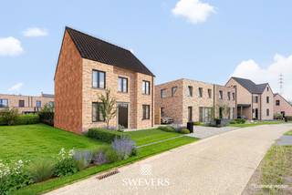 Voor meer info en foto’s, surf naar www.swevers.be – Deze zuidgerichte bouwgrond op Koopman lot 21 in Bree biedt een uitstekende basis. Het perceel heeft een oppervlakte van 3a 16ca, een breedte van 10,05 meter en een diepte van 28,34 meter. Dankzij de gunstige zuidoriëntatie geniet je van veel natuurlijk licht en zijn er mooie mogelijkheden voor een zonnige tuin en terras. Het perceel is geschikt voor halfopen bebouwing, onder voorbehoud van het verkrijgen van de nodige vergunningen. Zowel een moderne woning met plat dak als een landelijke woning met hellend dak behoort tot de mogelijkheden. De geldende verkavelingsvoorschriften zorgen voor een duidelijk kader en zijn beschikbaar via de downloadsectie. Ook de ligging is praktisch en gezinsvriendelijk. Een school bevindt zich op circa 700 meter, terwijl winkels en openbaar vervoer op ongeveer 500 meter liggen. Ontspanningsmogelijkheden vind je op ongeveer 1 kilometer. De dichtstbijzijnde snelwegen liggen op ruim 20 kilometer. Een interessante bouwgrond voor wie rustig wil wonen in Bree, met dagelijkse voorzieningen vlot bereikbaar. Voor meer informatie, bel 011 255 155.