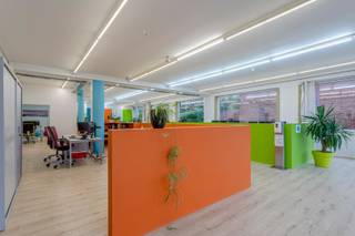 Bent u op zoek naar een locatie voor uw handelsactiviteit?Deze handelswoning is uitstekend gelegen vlakbij belangrijke invalswegen. Dankzij de vlotte...