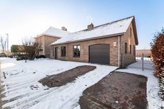 Instapklare en vrijstaande woning op een onderhoudsvriendelijk perceel van 696m² te Hoogstraten-centrum! De gelijkvloerse gezinswoning...