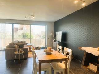 omvattende een inkomhal met vestiaire en apart toilet, ruime living, modern ingerichte open keuken, nachthal, moderne badkamer, 2...