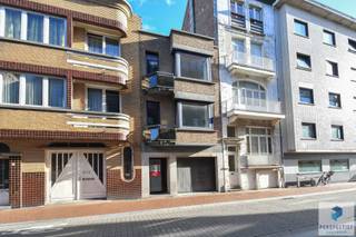 Dit te renoveren appartementsgebouw met 3 appartementen is goed gelegen nabij winkels, openbaar vervoer en belangrijke invalswegen. <br /><br />Kenmerken: <br />- gelijkvloers appartement 0001: (40 m²) met 1 slaapkamer, garage (38 m²) en binnenkoer, <br />- appartement 0101: op het 1ste verd. (52 m²), 1 slaapkamer en balkon vooraan, <br />- appartement 0201: 2de verdieping (52 m²), 1 slaapkamer en balkon vooraan, <br /><br />Het appartement op het gelijkvloers beschikt over een garage en tuin <br /><br />Extra troeven: <br />- Verwarming op aardgas  <br />- Dubbele beglazing <br />- geen lift aanwezig <br /><br />contacteer ons via 050/550.750 of info@perspectiefvastgoed.be - 7/7<br /> 