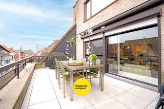 Sfeervol en instapklaar 3 slaapkamerappartement (108m²) met twee terrassen (40 m²) te Nieuwpoort-Stad.<br />Dit smaakvol ingedeelde appartement met zijn lichtrijke woonkamer met parketvloer sluit naadloos aan op de moderne keuken, compleet uitgerust met hoogwaardige inbouwapparatuur. Met drie slaapkamers, een vestiaire (hall) en bergruimte is de woning ideaal voor zowel gezinnen als tweedeverblijvers. Uniek zijn de twee zonnige terrassen, beide voorzien van een berging. Het appartement kan desgewenst gemeubileerd worden aangekocht en is direct klaar voor gebruik op een prachtige locatie, pal in het centrum, vlakbij het marktplein, tram, de Kaai, scholen, heerlijke restaurants ...<br />De vermelde prijs is een richtprijs. Elk bod,wordt voorgelegd aan de eigenaar, die zich het recht voorbehoudt om dit te aanvaarden of te weigeren.<br />KIJKDAG WOENSDAG 4/2/26 tussen 14u en 16u (inschrijven via rersidentievastgoed.be)<br />EPC: B - 3770688<br />(Ref. NI25652)