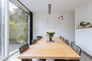 <p>In de groene woonwijk MIDDEN vinden we deze hedendaagse gezinswoning met 158 m² woonoppervlakte, drie slaapkamers, twee badkamers en een eigen tuin.</p><p><br /></p><p>Op het gelijkvloers staat het contact met de tuin centraal. De fijne eetruimte kijkt uit op het groen en sluit naadloos aan op de grondig uitgeruste keuken. De vide zorgt daarbij voor een aangenaam open gevoel en verbindt beide woonniveaus mooi met elkaar.</p><p><br /></p><p>De woonkamer bevindt zich op de eerste verdieping en vormt een aparte, gezellige plek om tot rust te komen. Aan de vide is bovendien ruimte voorzien voor een bureau. Verder beschikt de woning over drie slaapkamers en twee badkamers, waardoor er aan ruimte geen gebrek is.</p><p>Ook de ligging is een echte troef. Je woont hier rustig en groen, en toch op wandelafstand van de handelaars in de Heuvelstraat. Met trein, tram en bus vlakbij, én de fietsostrade richting Antwerpen en Lier in de buurt, geraak je vlot alle kanten uit.</p><p><br /></p><p>De woning werd gebouwd in 2016, heeft EPC-label A en beschikt over een private autostaanplaats in de ondergrondse parking. Comfortabel en energiezuinig wonen, midden in Boechout.</p><p><br /></p><p><strong>De ondergrondse autostaanplaats is verplicht mee aan te kopen voor € 25.000.</strong></p><p><br /></p><p><strong>Extra troeven</strong></p><ul><li>EPC-label A</li><li>3 slaapkamers &amp; 2 badkamers</li><li>158 m² woonoppervlakte</li><li>Woonkamer op de eerste verdieping</li><li>Open vide met ruimte voor bureau</li><li>Eigen tuin</li><li>Kwalitatieve ingemaakte kasten</li><li>Private ondergrondse autostaanplaats</li><li>Vlotte verbinding met Antwerpen en Lier</li></ul><p><br /></p>